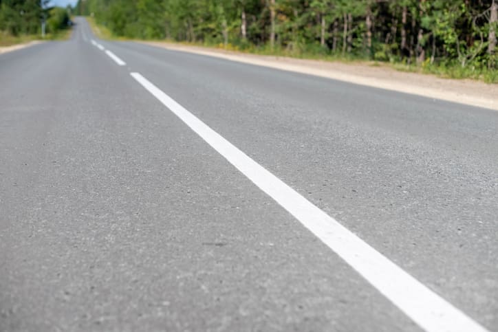 white-dividing-line-on-the-asphalt-road